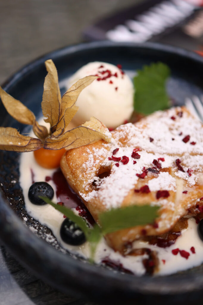 Классический венский яблочный штрудель Apfelstrudel с тонким тестом и яблочной начинкой